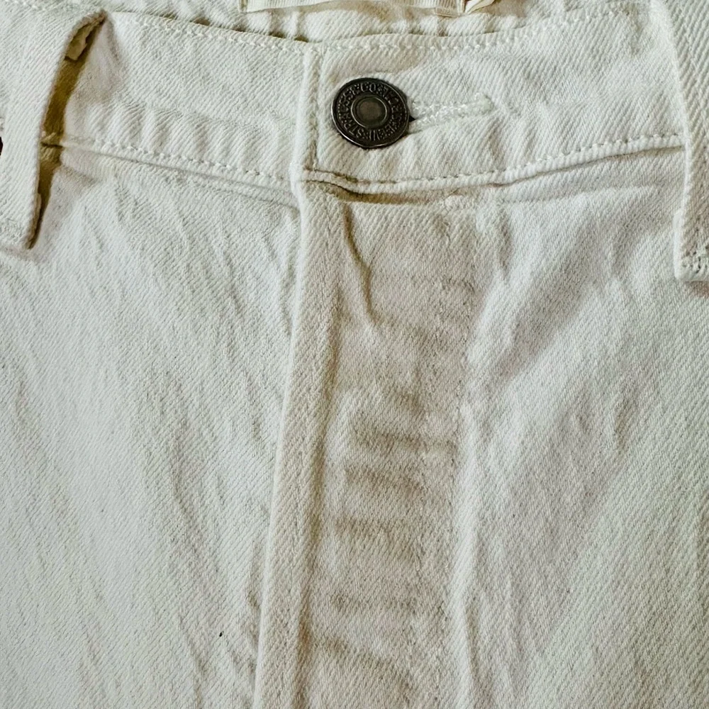 EUC Levi's Men's Classic White Jeans Size 32‎